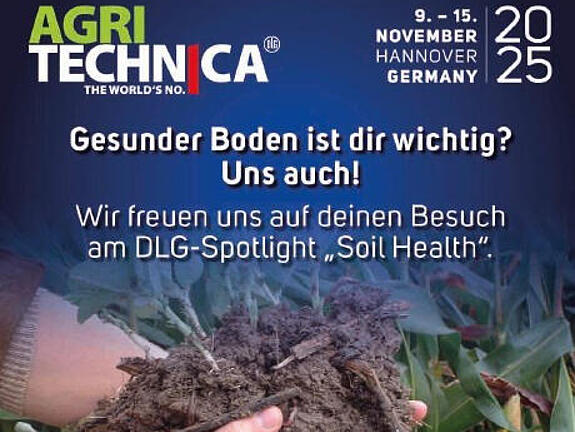 Ein quadratisches Werbebild der AGRITECHNICA®-Messe, auf dem steht, wann und wo die Messe stattfindet (9. bis 15. November 2025 Hannover, Deutschland) sowie die Headline: Gesunder Boden ist dir wichtig? Uns auch! Wir freuen uns auf deinen Besuch am DLG-Spotlight „Soil Health“ (Halle 24). Im Hintergrund sind zwei Hände abgebildet, die einen Haufen Erde hochhalten.